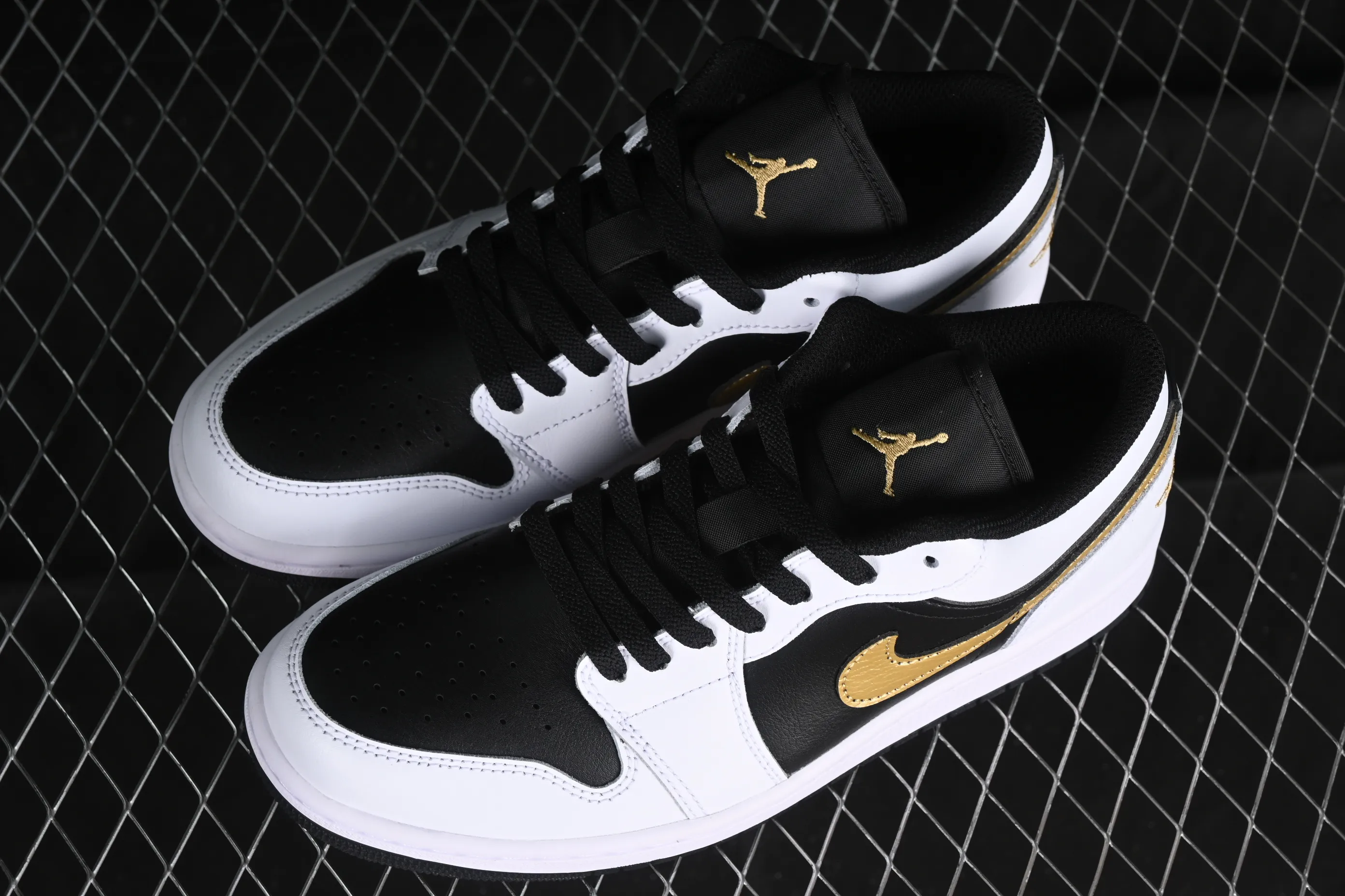 All categories Air Jordan Jordan series basketball shoes Air Jordan 1 Low G version pure original Air Jordan 1 Low AJ1 Joe 1 black and white gold hook low-top cultural basketball shoes 553558-172